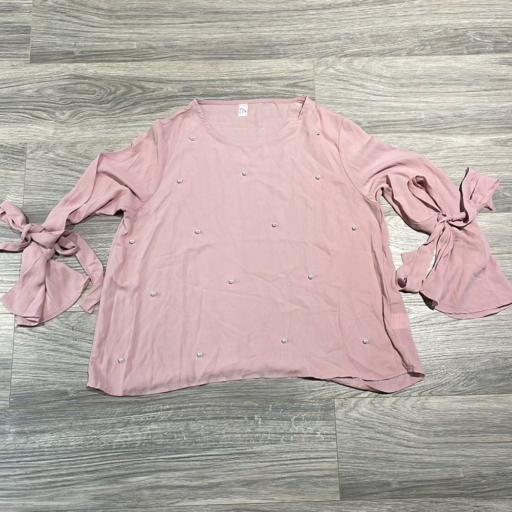 XL blush pink polyester blouse with pearls with cute sleeve with a bow